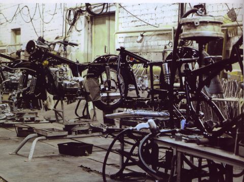 Sala de montaje motos Ural fabrica Irbit
